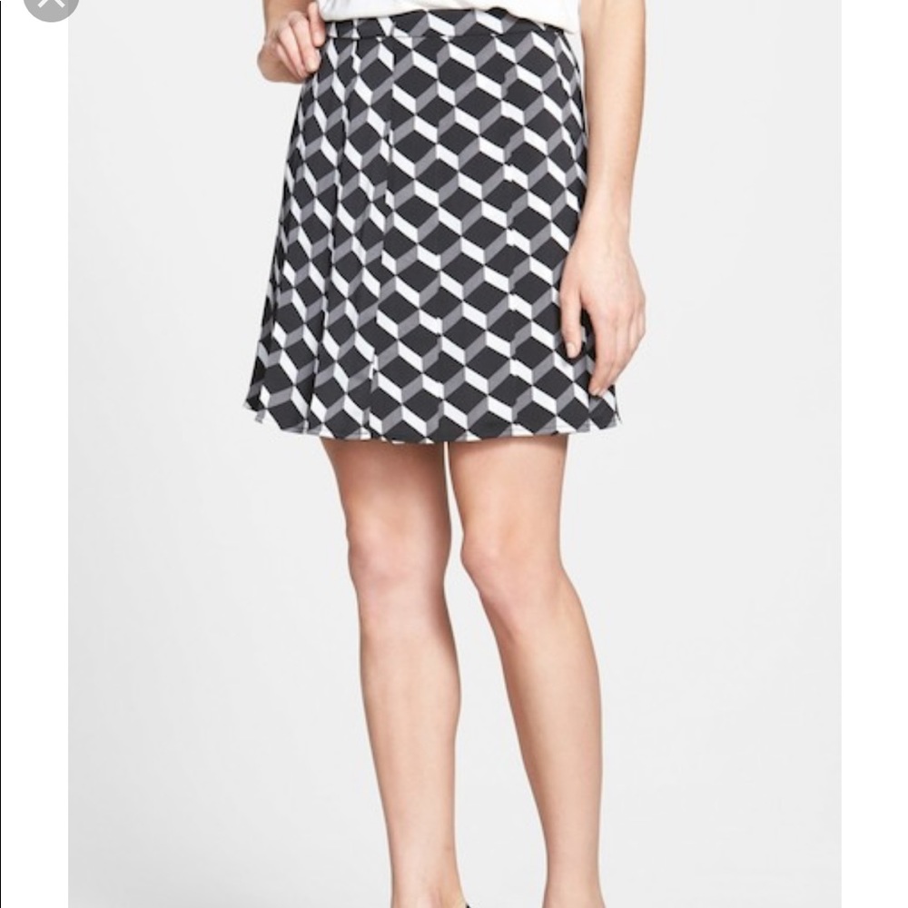 Black halogen patterned skirt